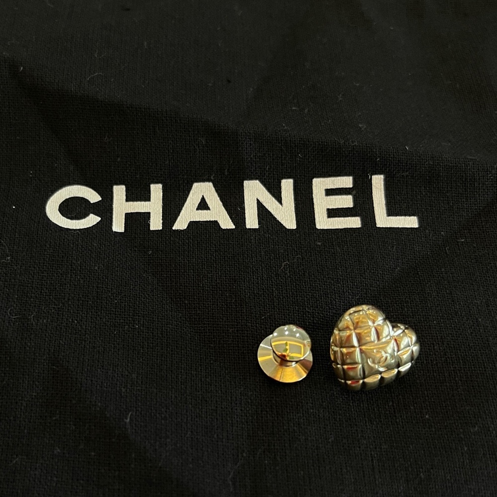 Chanel CC Logo Quilted Heart Mini Metal Brooch Pin 2021 Collection w/ Pouch